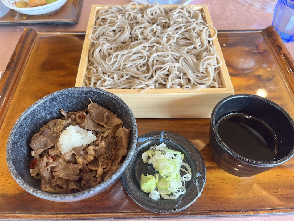 ニュー南総ゴルフ倶楽部蕎麦と牛しぐれ丼