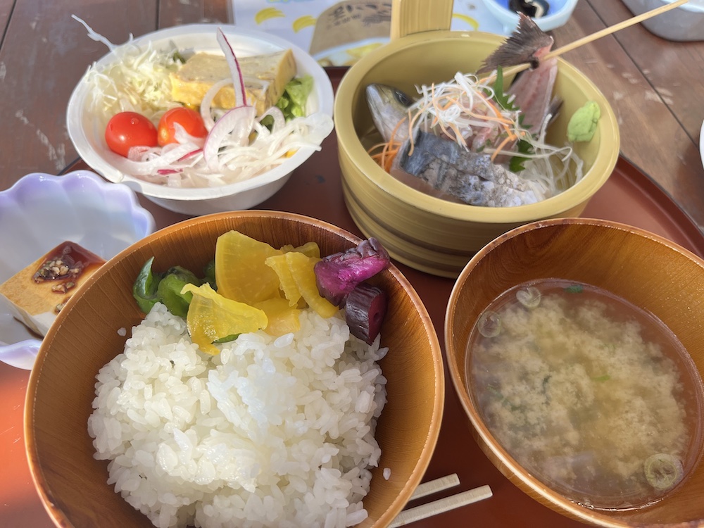 館山市の漁港食堂だいぼの朝定食