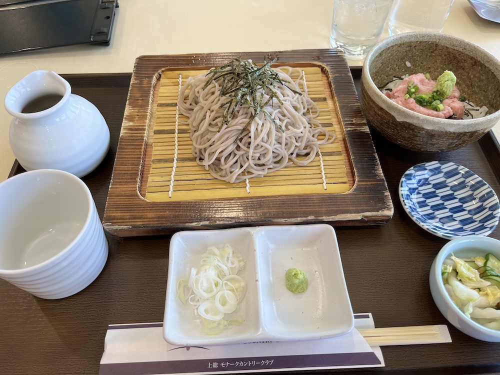 上総モナークのランチ　蕎麦とミニネギトロ丼